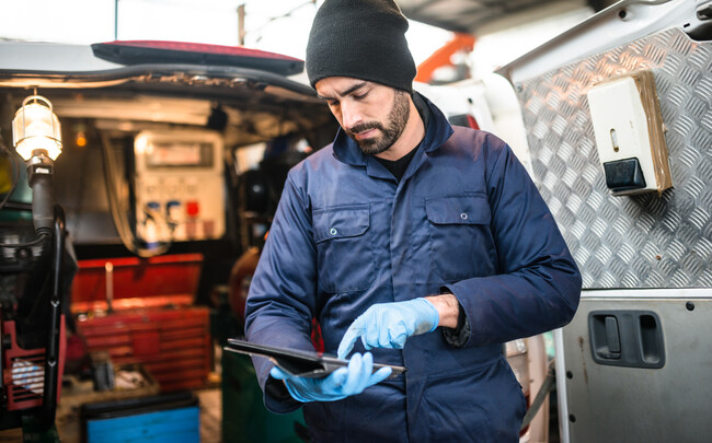 man with ipad working in factory 01